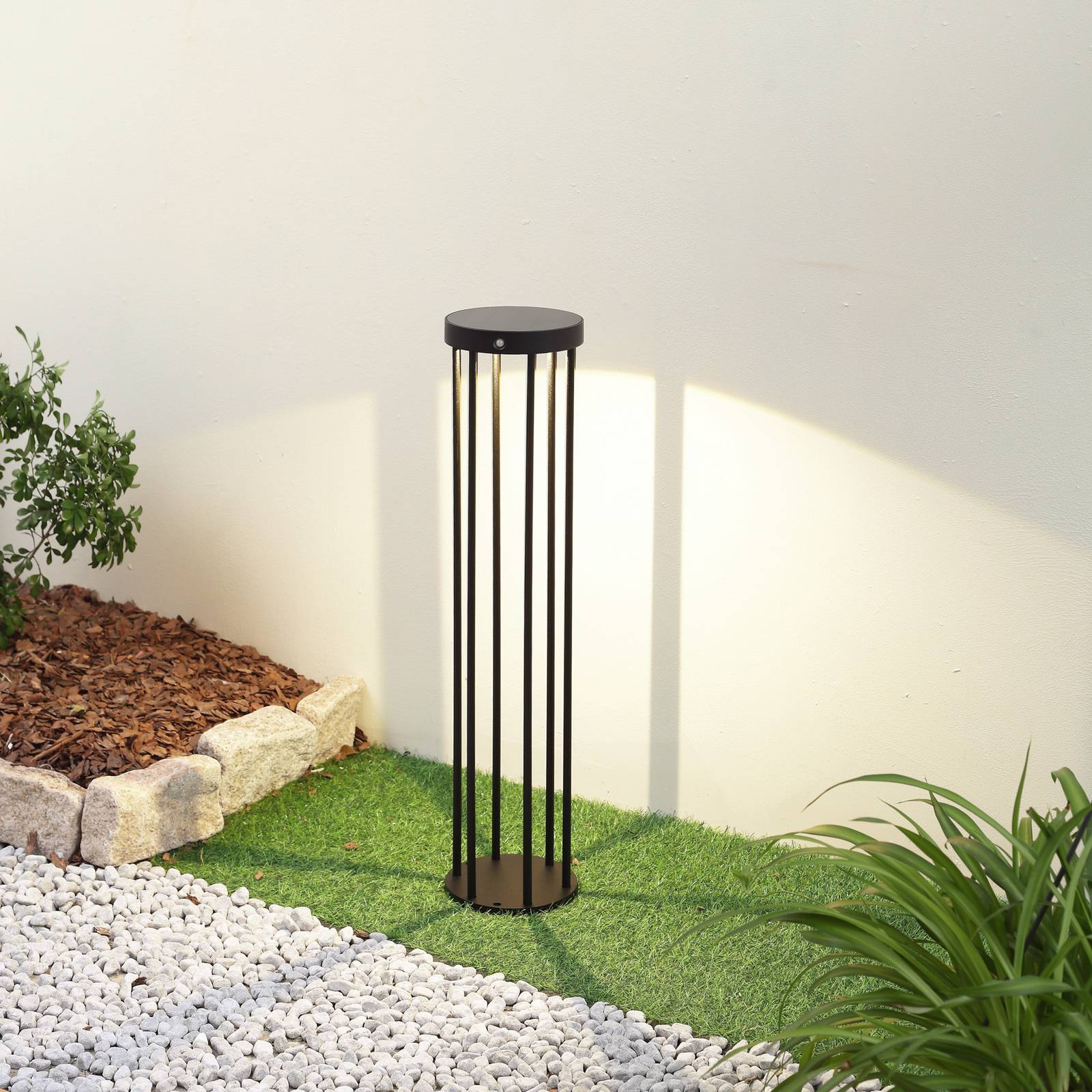 Lucande LED-Solar-Wegelampe Evelis, schwarz, Alu, Sensor Evelis, schwarz, Aluminium, Modern, Solarleuchten