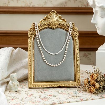 LightInthebox 1PC, European-style Resin Material Golden Engraved Velvet Jewelry Display Stand, Suitable for Jewelry Storage and Display, As Well As Decoration Items for Dressing Tables and Bedroom Tabletops