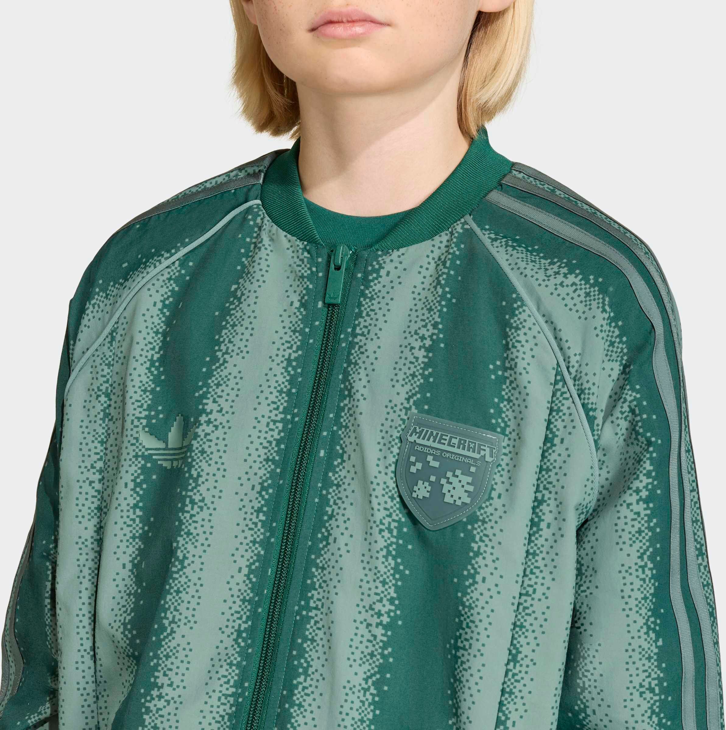 Trainingsjacke ADIDAS ORIGINALS "ADIDAS MINECRAFT SST LOOSE TRACK", Kinder, Gr. 164, grün (collegiate grün, tech emerald), Obermaterial: 100% Polyamid, Jacken Trainingsjacke collegiate grün, tech emerald 164