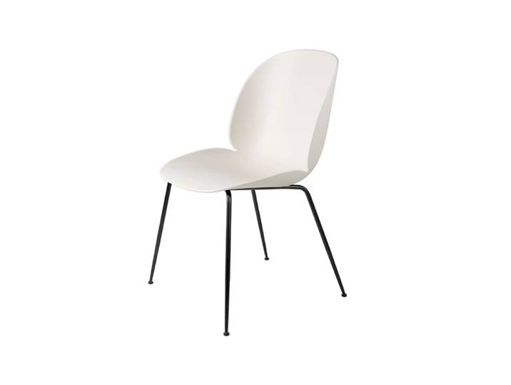 GUBI Chaise Beetle Alabaster white, structure en acier noir