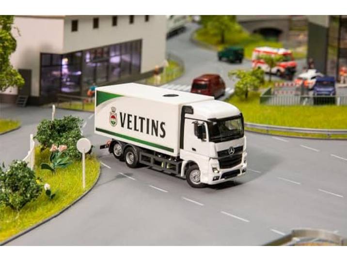 FALLER 161320 - Car System Digitale vrachtwagen MB Actros Streamspace kofferopbouw Veltins dranken (HERPA) - spoorbreedte H0