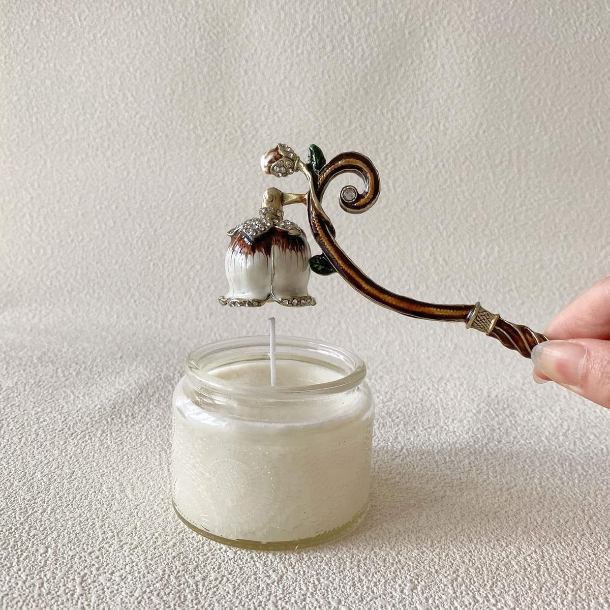 Decoratieve metalen kaarsendover met bloemmotief