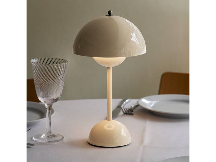 Flowerpot VP9 LED-Akku-Tischlampe, creme, IP44 - &TRADITION - Wohnzimmer - Design - Kunststoff - Mit Schirm