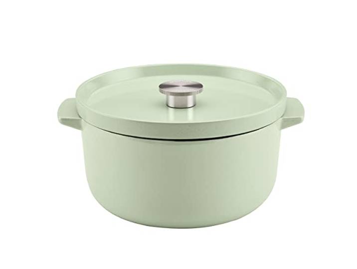 KitchenAid Schmortopf aus emailliertem Gusseisen, 6 Quart, Pistazie