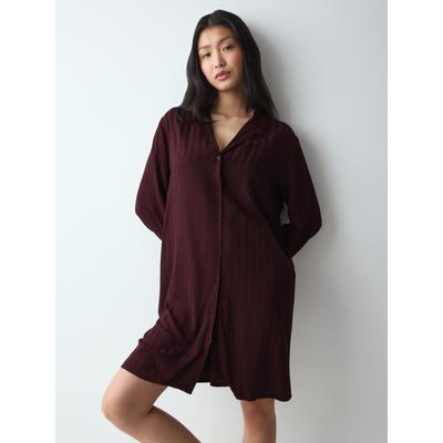 Nachthemd TRIUMPH "Amourette Jacquard NDW", Damen, Gr. 42, N-Gr, Langarm, Web, claret, Web, Obermaterial: 100% Viskose, bequem kniefrei, V-Ausschnitt, Kleider Nachthemd, elegant und weich