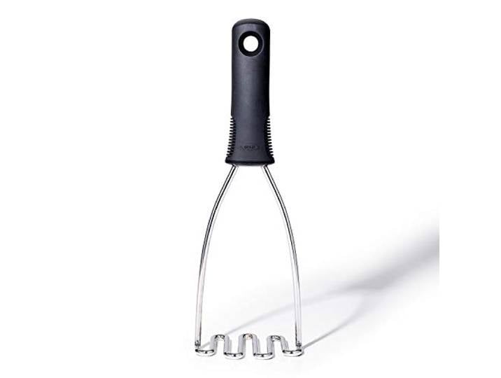 OXO Good Grips Kartoffelstampfer Robuster Edelstahlkopf zum Stampfen von Kartoffeln, Wurzelgemüse & Obst, Weicher, rutschfester Griff für Komfort