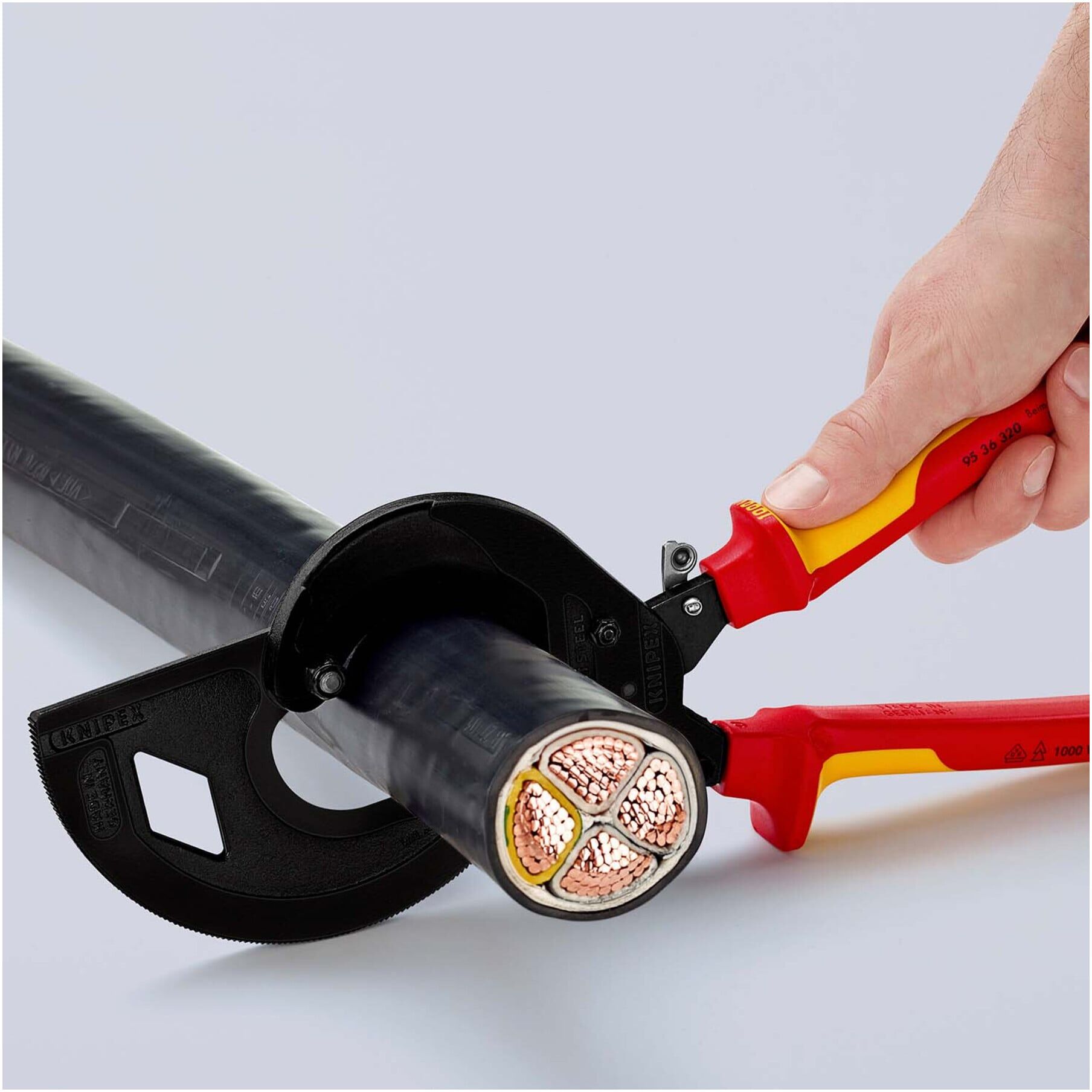KNIPEX 95 36 320 Kabelschneider (Ratschenprinzip, Dreigang) isoliert mit Mehrkomponenten-Hüllen, VDE-geprüft schwarz atramentiert 320 mm)