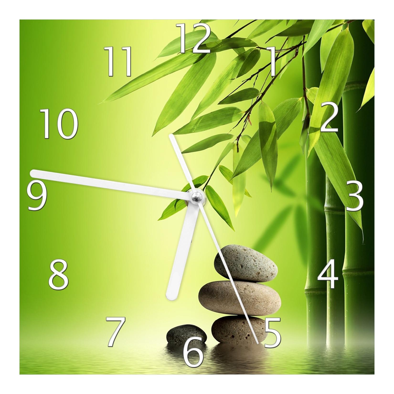 Wallario Uhr 30 x 30 cm, weiße Zeiger Steinstapel im Grünen