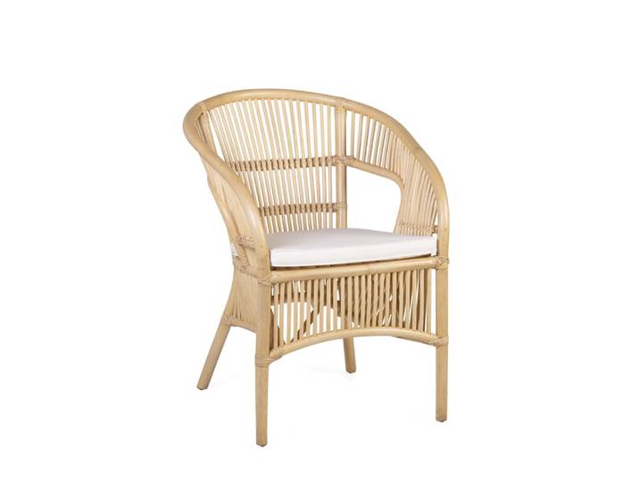 Fauteuil en rotin beige avec coussin