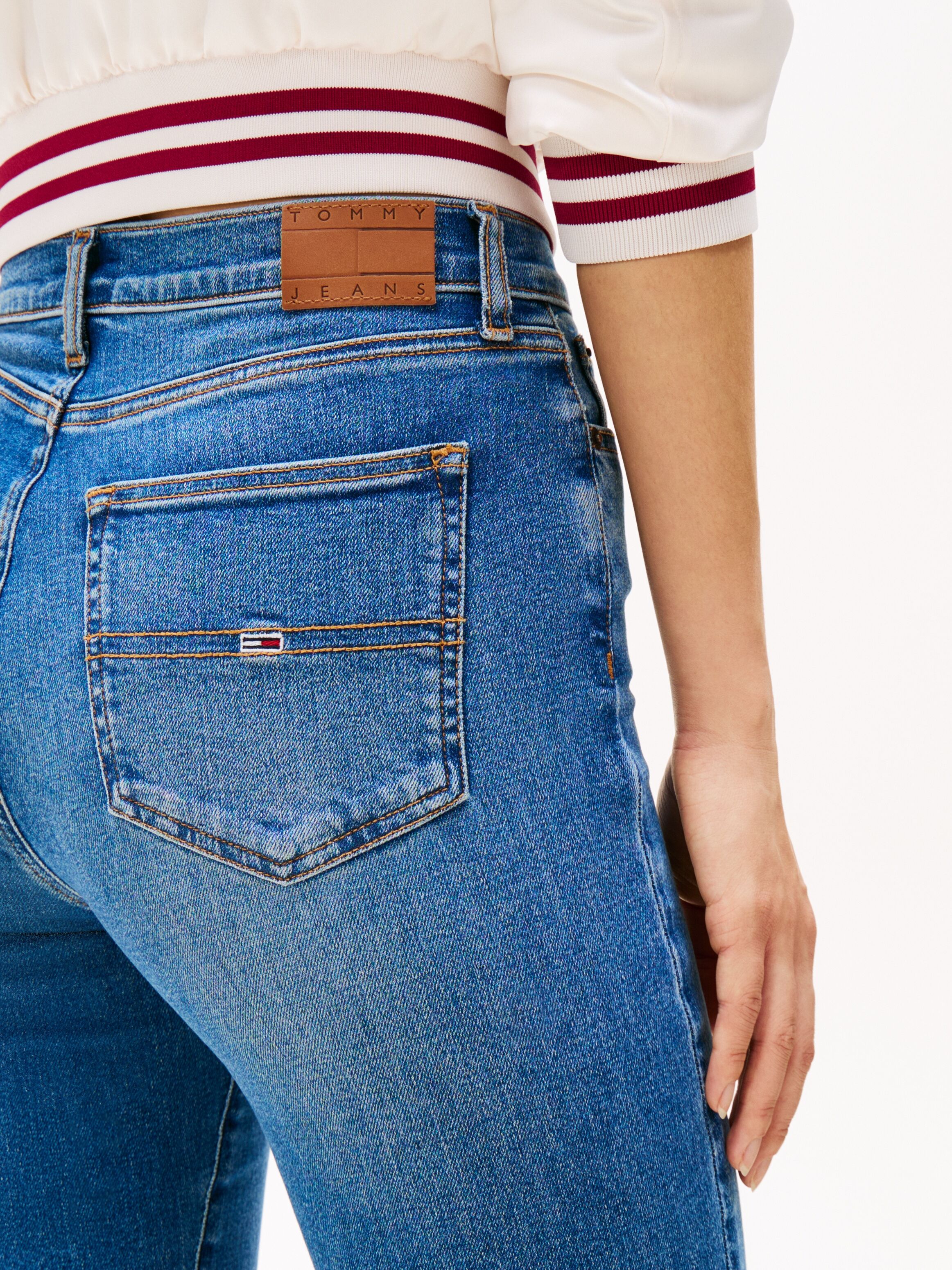 Bootcut-Jeans TOMMY JEANS "SYLVIA HGH FLR", Damen, Gr. 31, Länge 30, blau (mid blau), Denim/Jeans, Obermaterial: 98% Baumwolle, 2% Elasthan, unifarben, ausgestellt knöchellang, Jeans Bootcut-Jeans, Weite Beinform und Logo Stickerei auf der Gesässtasche mi