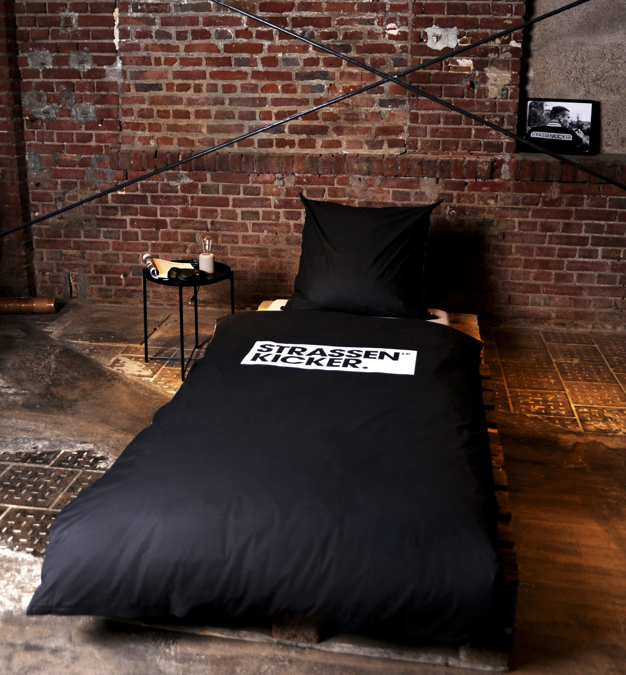 Wendebettwäsche "Strassenkicker by Lukas Podolski", bunt, B/L: 155cm x 220cm, 1 Stk., 1 Stk., Renforcé, B/L: 80cm x 80cm, 2 Stk., Renforcé, Obermaterial: 100% Baumwolle, Bettwäsche, Wendebettwäsche, mit tollem Motiv bunt B/L: 155cm x 220cm, 1 Stk., 1 Stk.