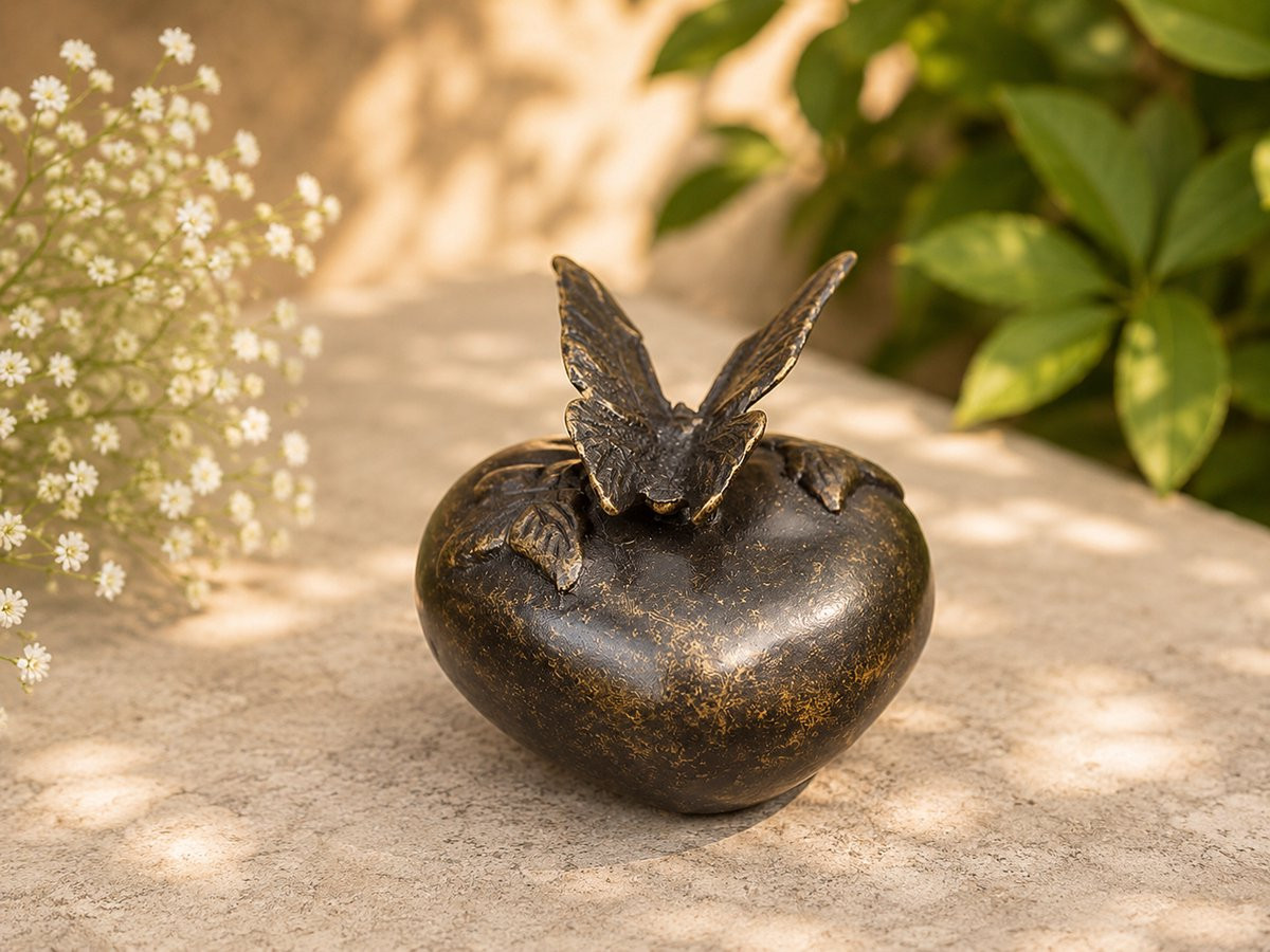 Mini urn met vlinder ontwerp in brons voor grafdecoratie en gedenken