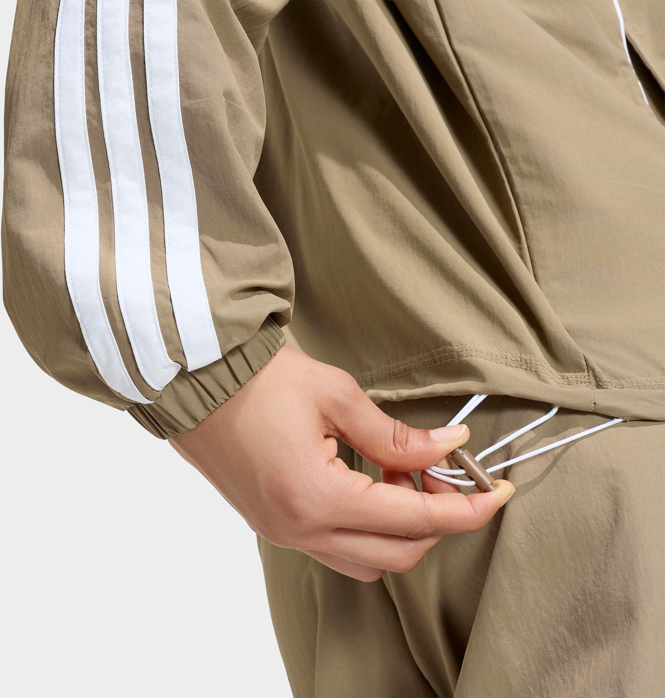 Sweatjacke ADIDAS SPORTSWEAR "ICONIC, GEWEBT, 3-STREIFEN", Damen, Gr. XS, beige (khaki six), Obermaterial: 100% Polyamid, angesetztes Bündchen, Sweatjacken Sweatjacke khaki six XS