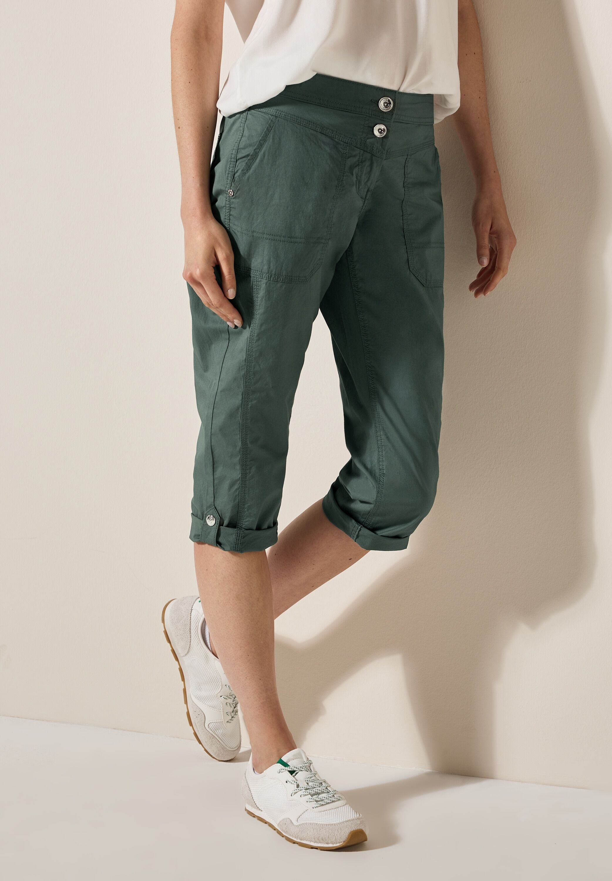 Caprihose CECIL "Style New York", Damen, Gr. 28, N-Gr, grün (balmy khaki), Web, Obermaterial: 98% Baumwolle, 2% Elasthan, unifarben, normal kniebedeckend, Hosen Caprihose, Sommerhose mit Knopfdetails am Bund