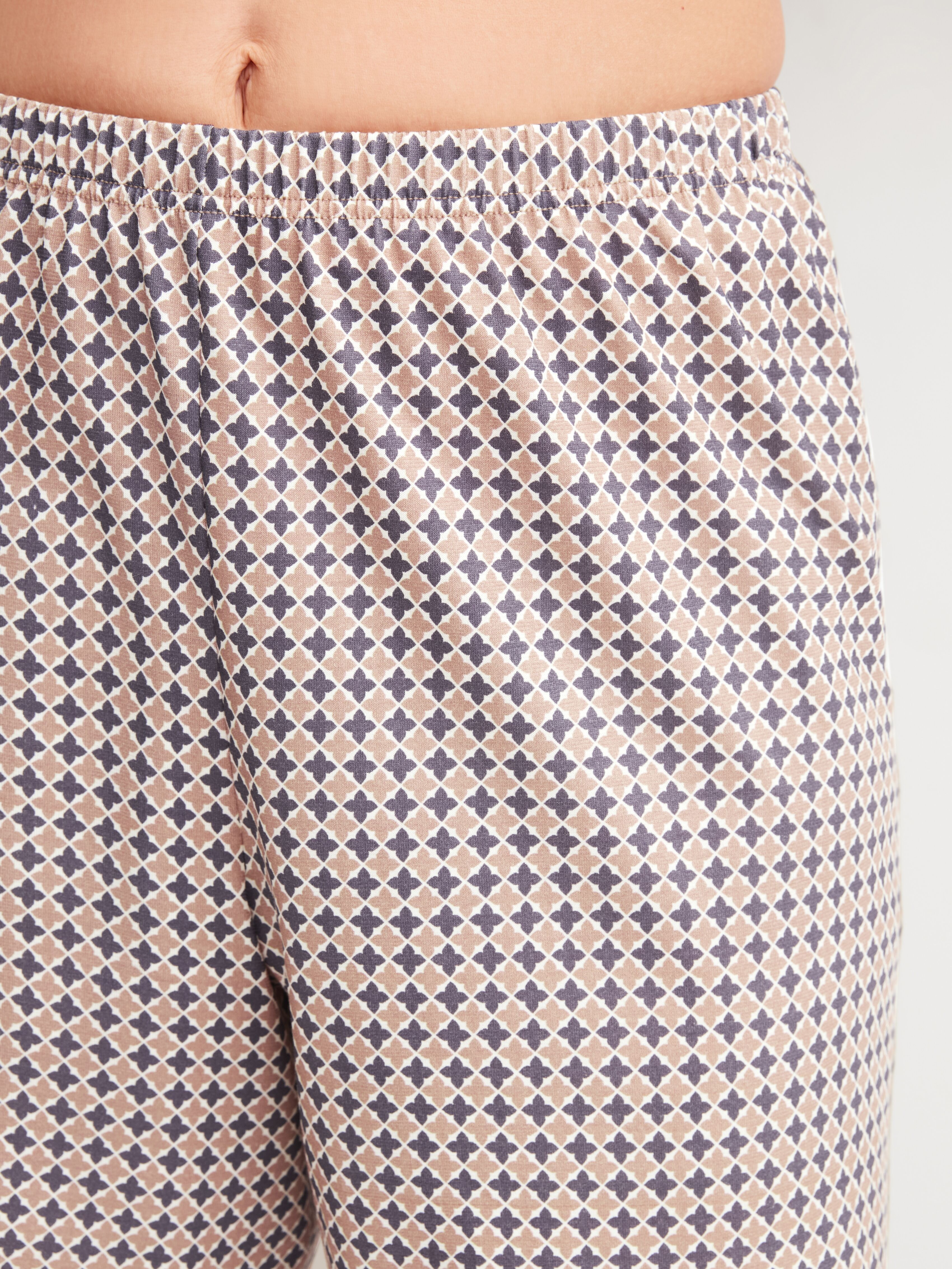 Shorty CALIDA "Blooming Nights", Damen, Gr. XS (36/38), grau (graystone), Single Jersey, Obermaterial: 100% Baumwolle, bequem kurz, V-Ausschnitt, Homewear-Sets Shorty, Hose geblümt, Oberteil uni, V-Ausschnitt, kurzärmelig graystone XS (36/38)