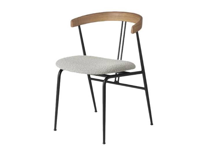 GUBI chaise avec accoudoirs et coussin VIOLIN (Cat. D Dedar Karakorum 004 - Tissu, chêne huilé et acier peint en noir)