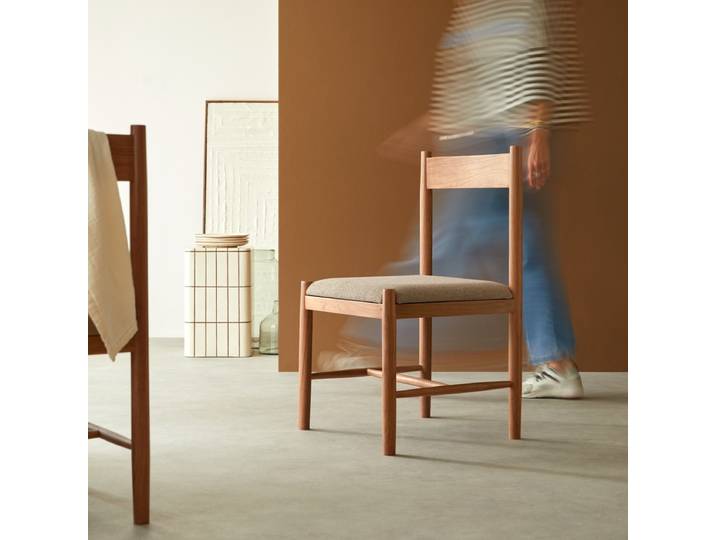 Emy - Stuhl aus massivem Akazienholz und Stoff - Braun