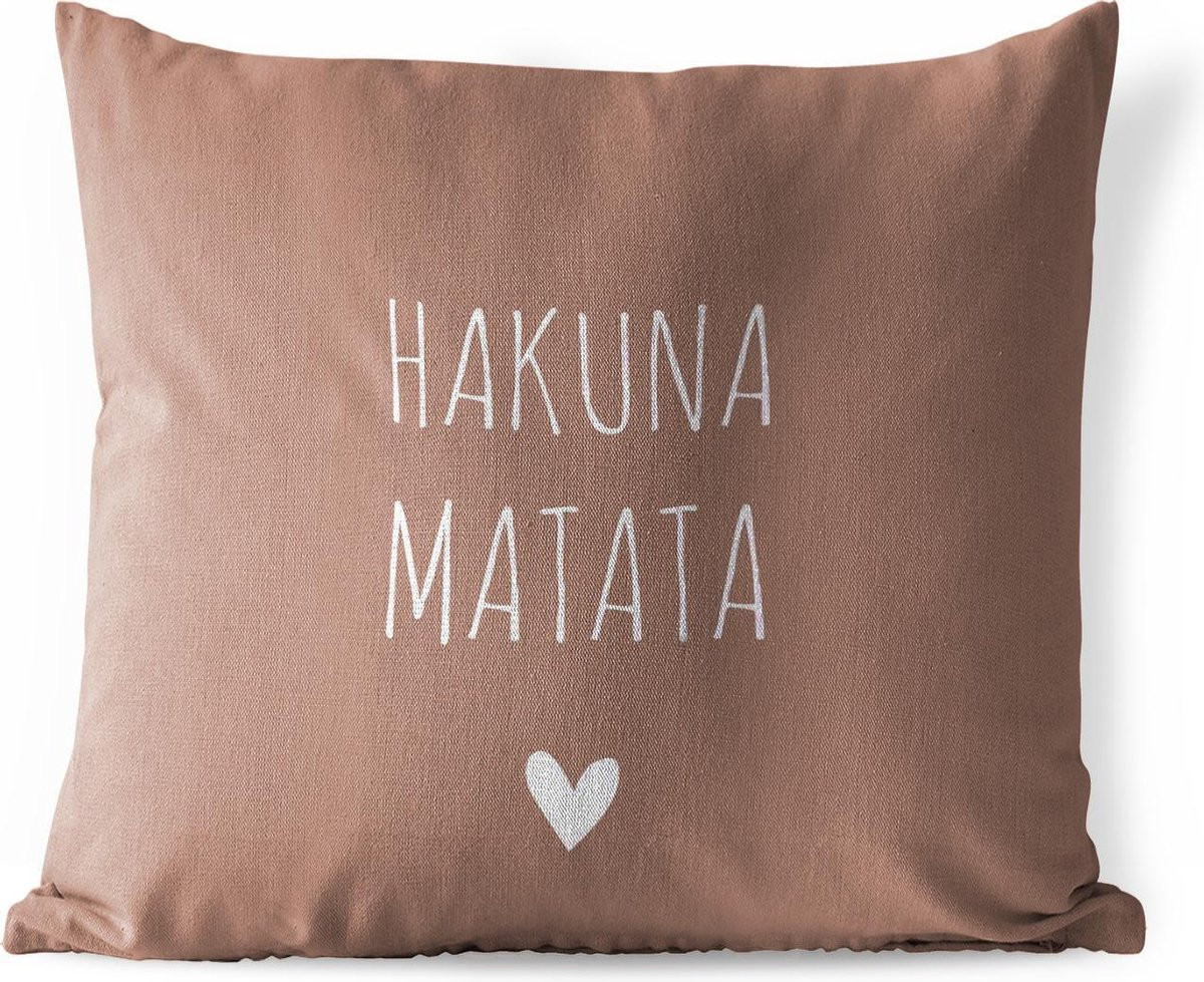 Weerbestendig buitenkussen met Hakuna Matata quote - 45 x 45 cm