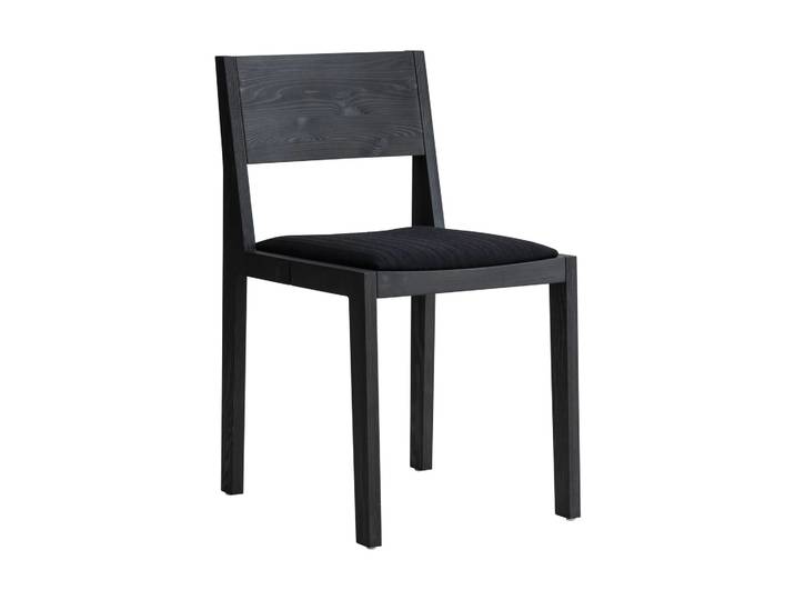 Vaarnii Chaise 016 Maasto Dining Chair Pin noir teinté, assise rembourrée noire