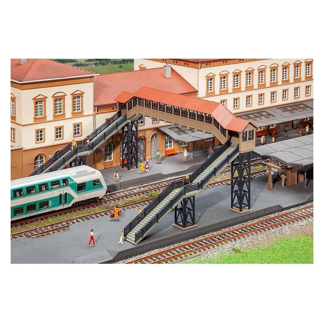 Faller Fussgängerbrücke mit Überdachung (120109)