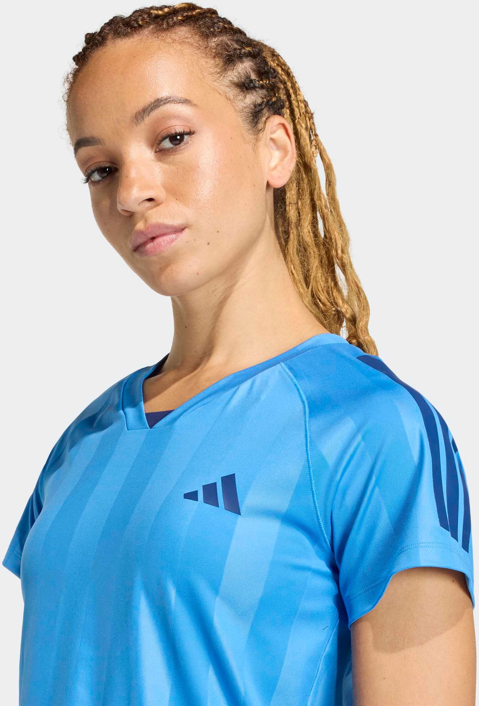 T-Shirt ADIDAS PERFORMANCE "HYPERGLAM 3-STREIFEN EMBOSS", Damen, Gr. S, ray blau, Obermaterial: 88% Polyester, 12% Elasthan, V-Ausschnitt, Shirts T-Shirt, mit V-Ausschnitt, aus Polyester ray blau S