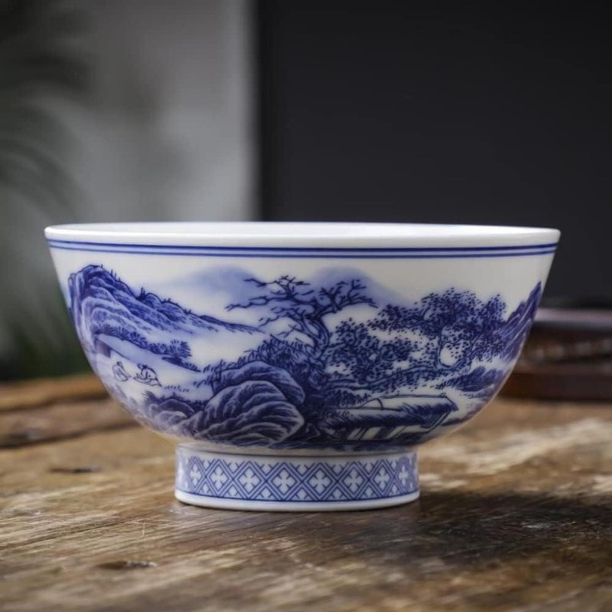Porseleinen kom met blauw-wit onderglazuur decoratie