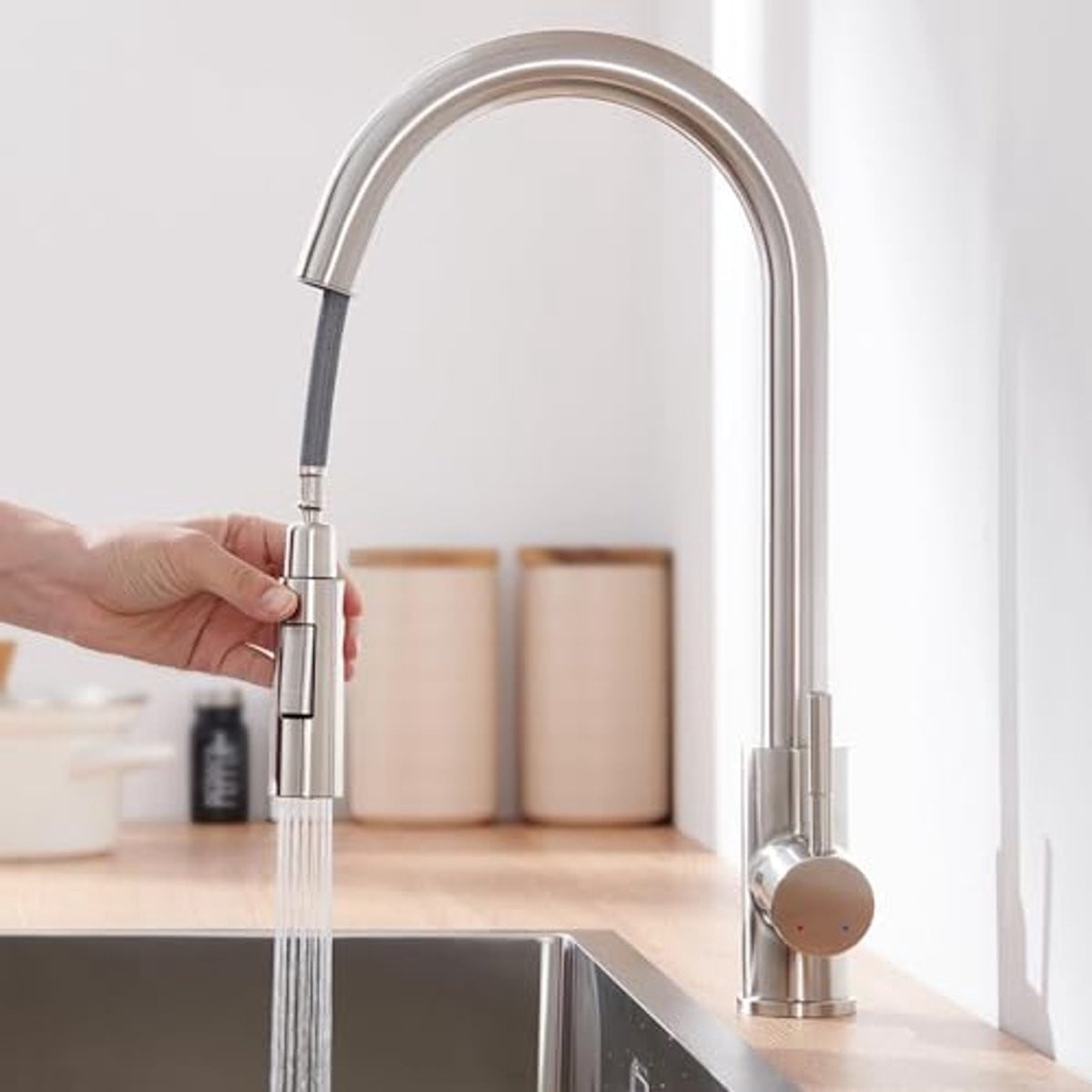 Zilveren hogedruk keukenkraan met uittrekbare douche, 360 graden draaibaar en 2 waterstraalsoorten