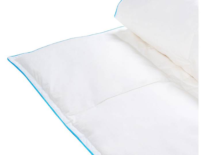 BELIANI Bettdecke Weiß Entenfedern Entendaunen Leicht Warm 150 x 200 cm Bezug aus Baumwolle Waschbar Natürliche Füllung Frühling Sommer
