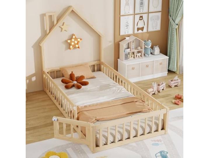 Bellemave Kinderbett Bodenbett 90×200 cm, Kiefernholz, Hausbett,Naturfarben Kinderbett mit Schornstein-Form, Lattenrost, Montessori Bett mit umlaufendem Sicherheitsgitter und kleiner Tür, ohne Matratze