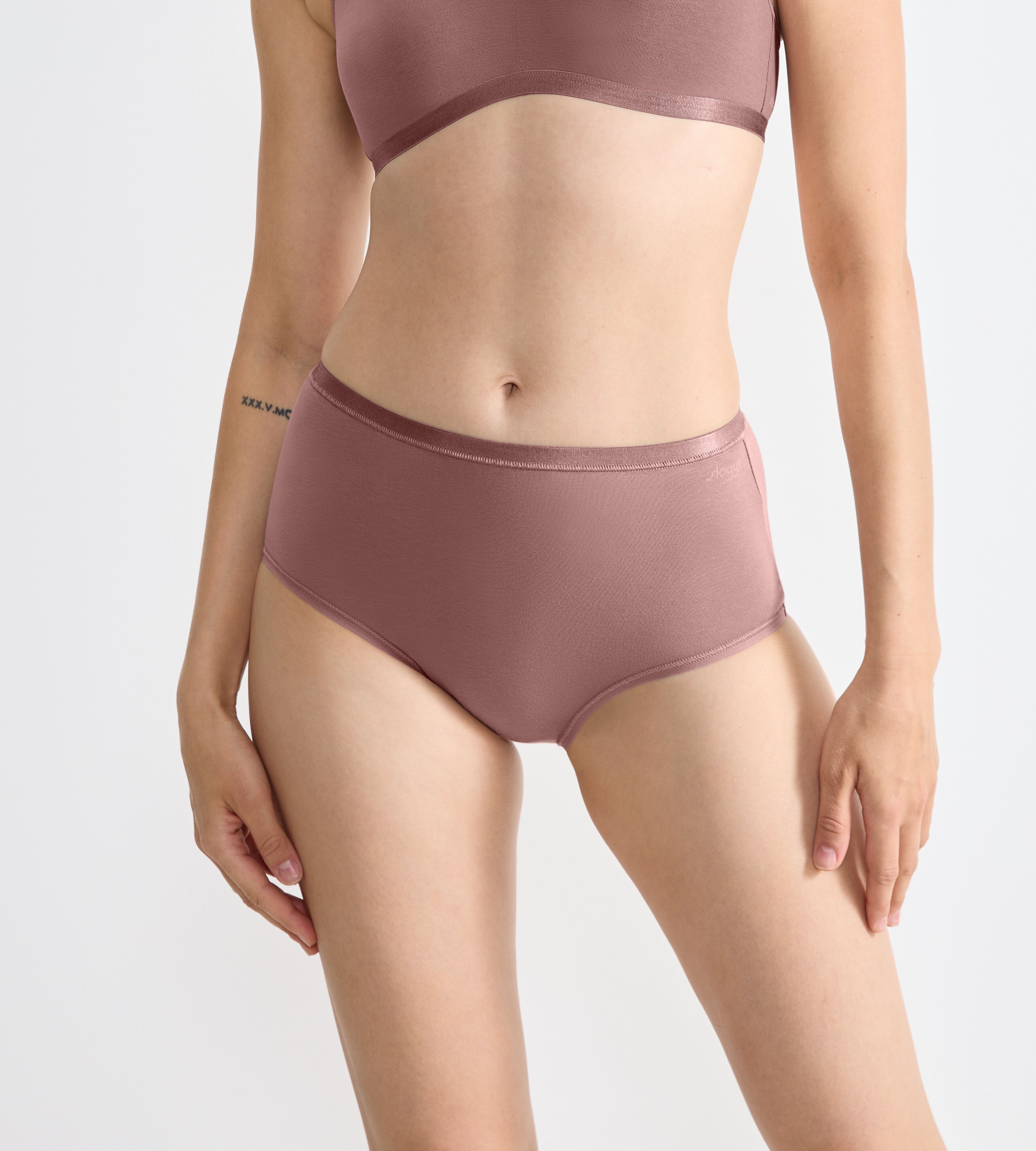 High-Waist-Slip SLOGGI "GO Daily Cotton", Damen, Gr. L, Single Jersey, braun (cacao), Single Jersey, Obermaterial: 95% Baumwolle, 5% Elasthan, unifarben, körpernah, Unterhosen High-Waist-Slip, Glanz-Effekt Details, hochgeschnittene Taille cacao L, Single 