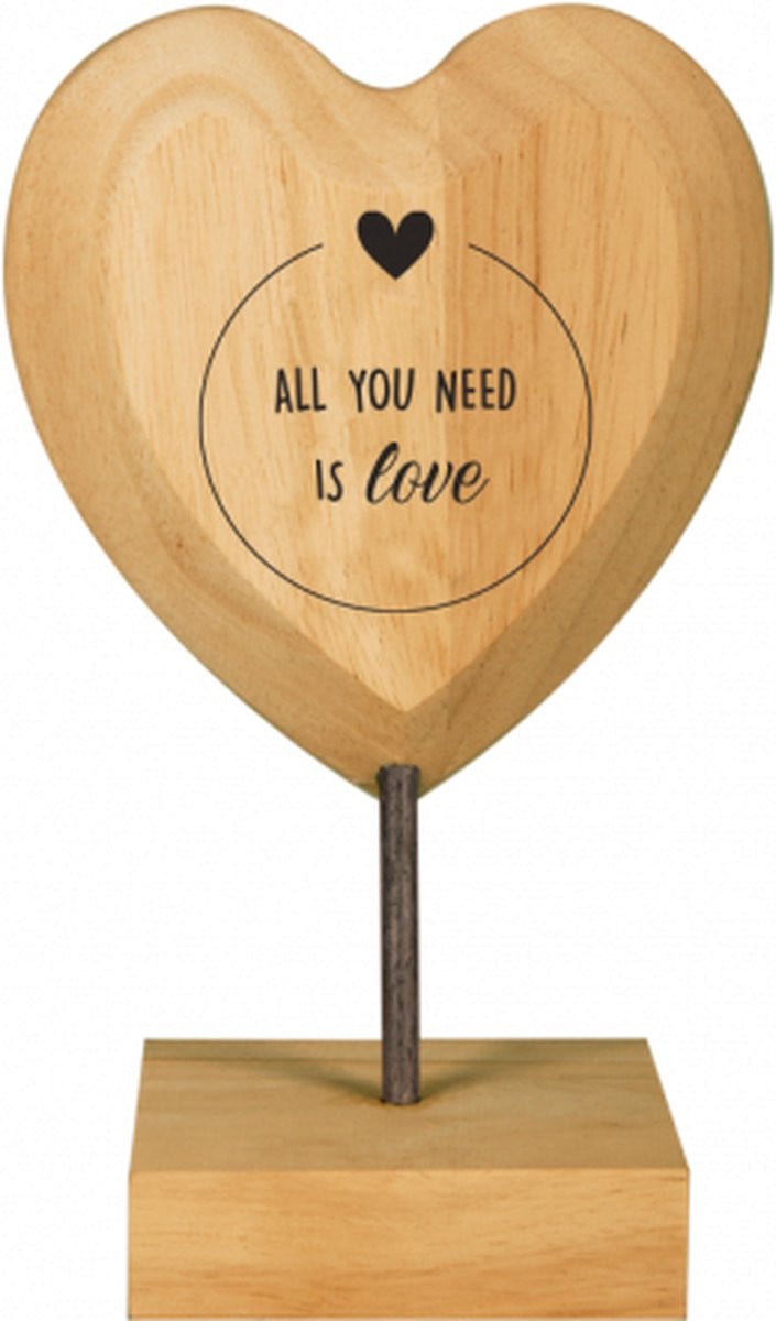 Houten hartjes met de tekst All you need is love