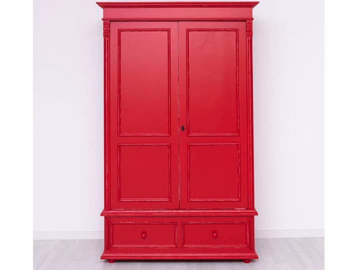 Kleiderschrank im Landhausstil mit Schubladen im Antik-Look rot