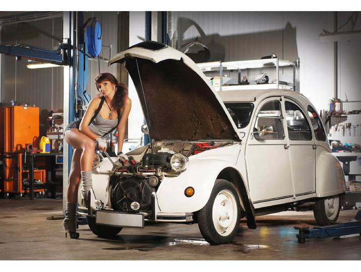 Fototapete PAPERMOON RETRO AUTO 2CV-SEXY FRAU WERKSTADT GARAGE OLDTIMER XXL , bunt, B:2,5m L:1,86m, Vlies, Tapeten, Fototapete