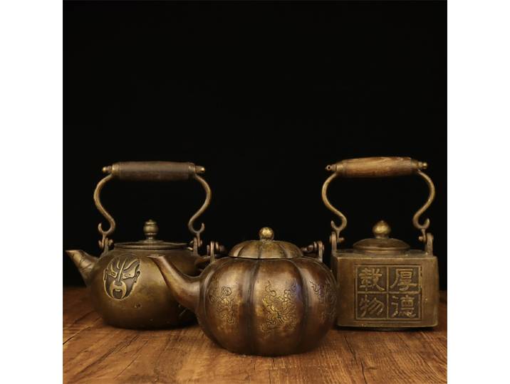 Pot de couleur cuivrée, théière en cuivre, pot à vin, pot de collection avec poignée en bois, pot rond, pot en forme de citrouille, pot carré, pot à masque