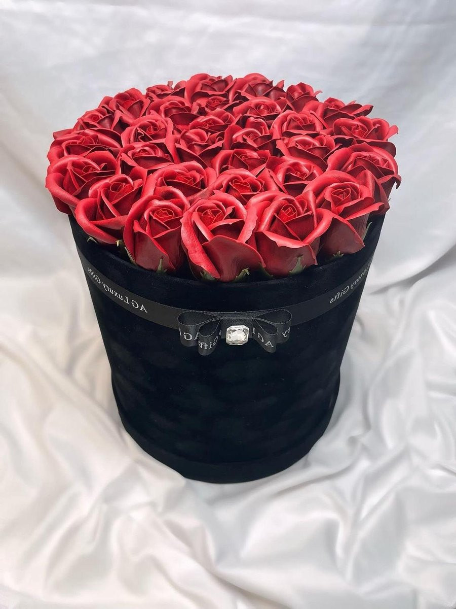 Zeep Rozen Cadeaubox met geurende rozen voor een verrassing