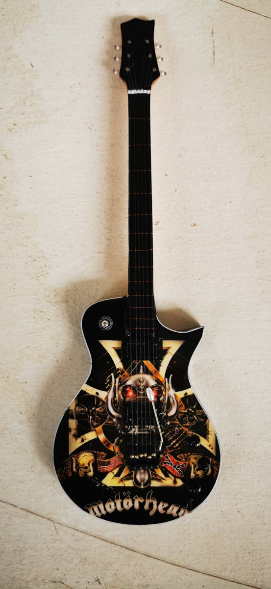 Motörhead Miniatuur Gitaar Snaggletooth Iron Cross Model - Houten Hardrock Decoratie met Standaard - Hoogte: 25 cm