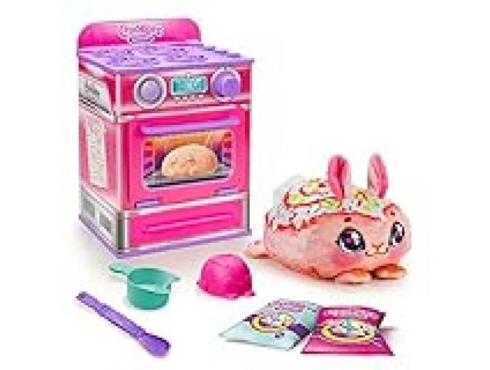 COOKEEZ MAKERY LA Fabrique À PÂTISSERIE. Place la pâte dans la Fabrique à pâtisserie : Une Peluche Chaude, parfumée et Interactive apparaît !
