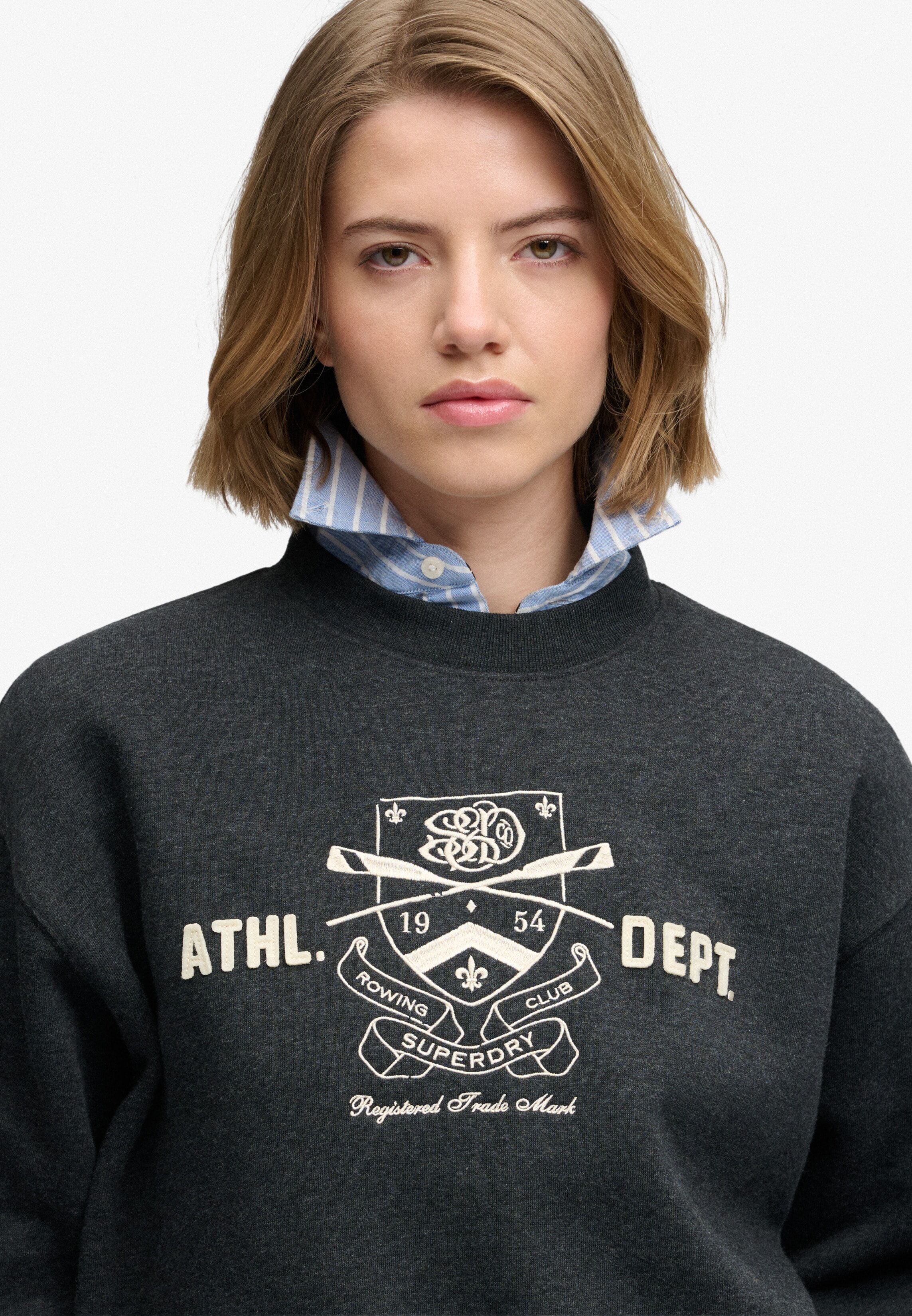 Sweatshirt SUPERDRY "COUNTRY CLUB CREW", Damen, Gr. XS, grau (phantom schwarz marl), Sweatware, Obermaterial: 60% Baumwolle, 40% Polyester, bedruckt, meliert, relaxed fit normal, Rundhals, Rippbündchen, Sweatshirts Sweatshirt, Baumwollmischung, relaxed fi