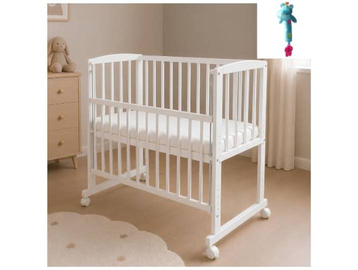 Baby Delux Baby Beistellbett weiß 90x40 cm Babybett Stubenwagen höhenverstellbar mobil mit Rädern und Matratze inkl. Greif-Quietsche Hippo