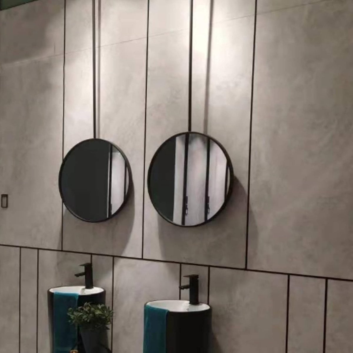 Decoratieve ronde hangspiegel met verstelbare arm en zwarte metalen stang