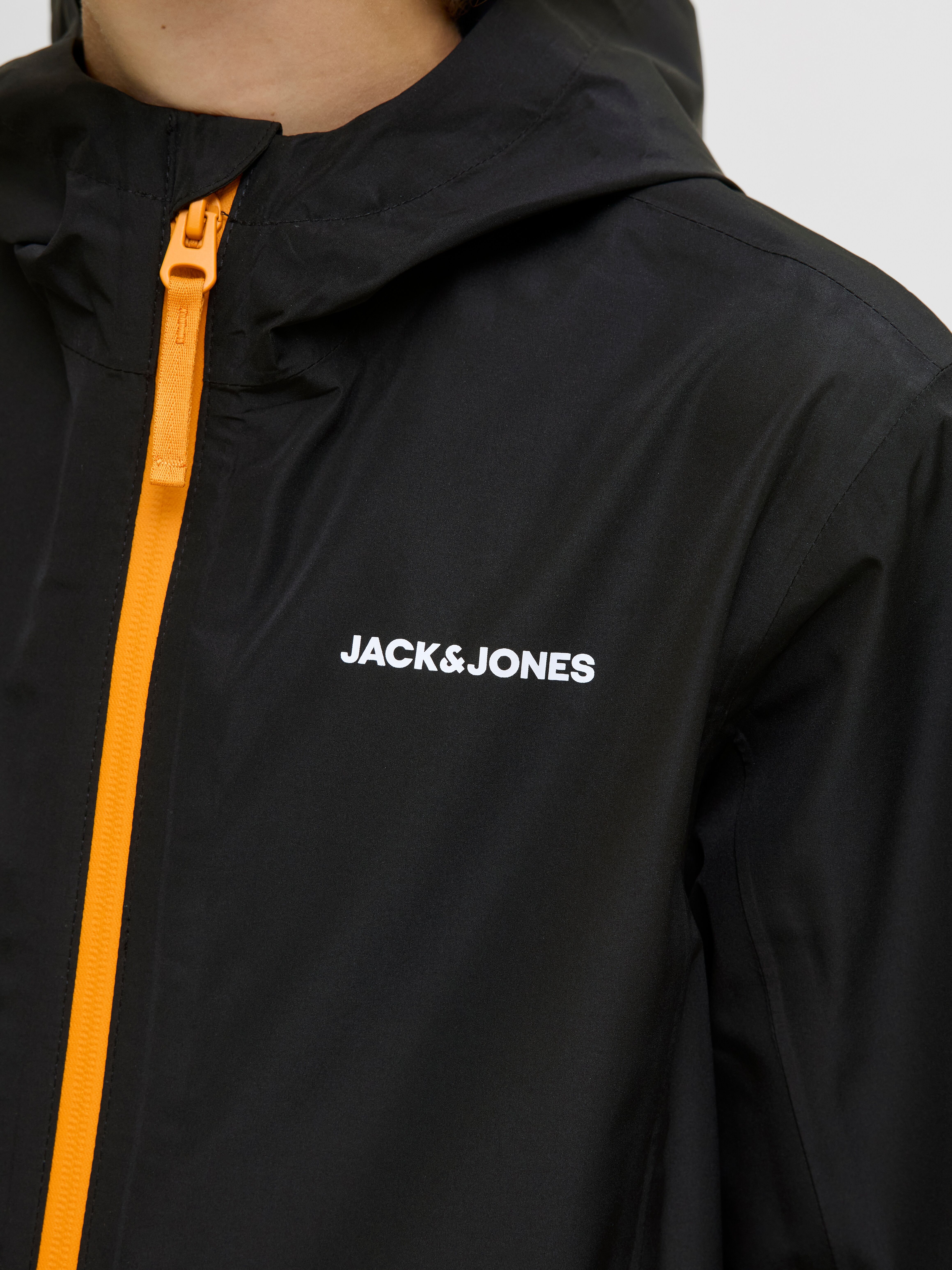 Regenjacke JACK & JONES JUNIOR "JJEFLYNN RAIN JACKET SN JNR", Jungen, Gr. 140, schwarz (schwarz detail:schwarz cheddar zipper), Web, Obermaterial: 100% Polyester, unifarben mit Farbeinsatz, regular fit normal, elastischer Bund, Jacken Regenjacke schwarz d