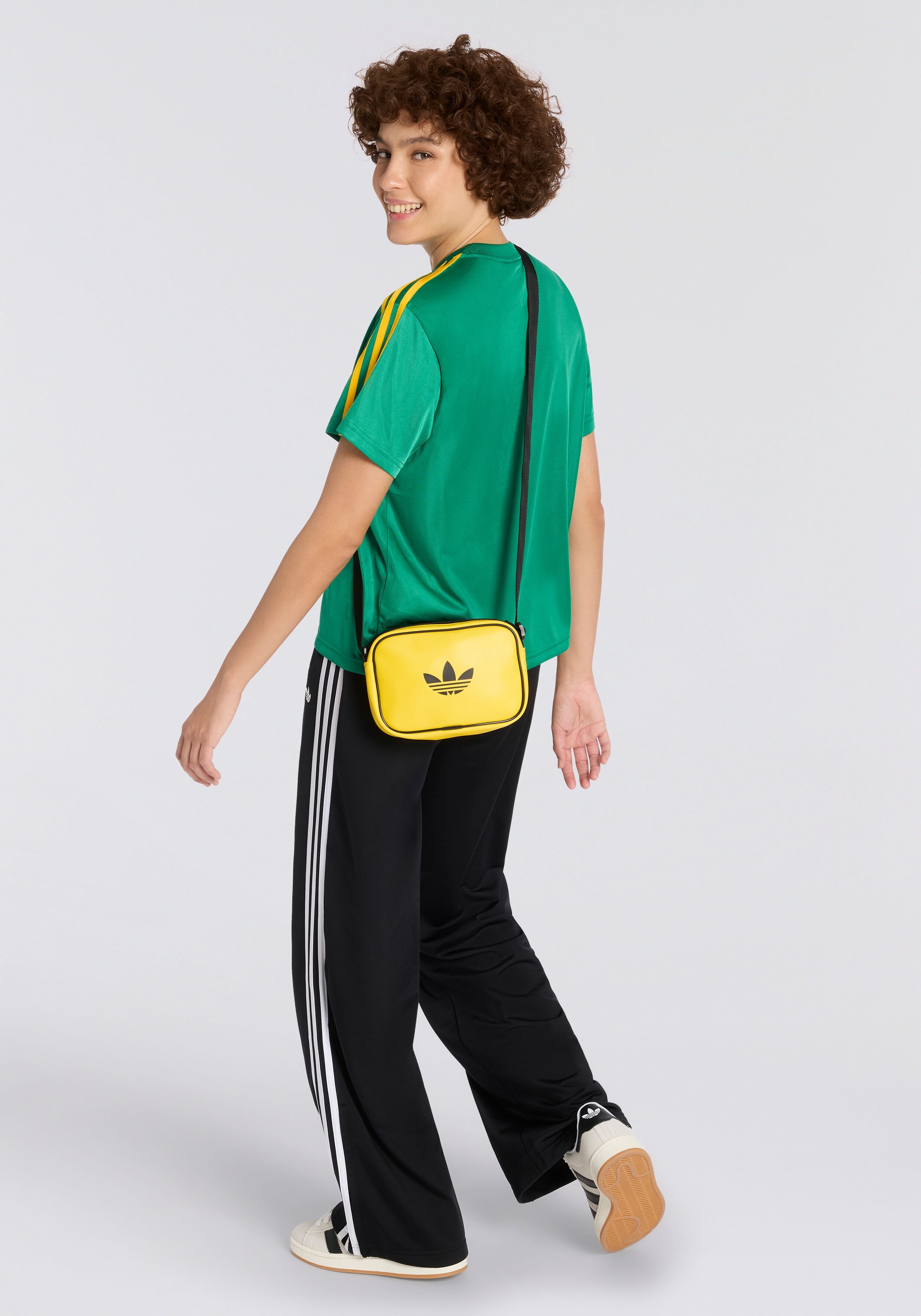 Sporttasche ADIDAS ORIGINALS "ADICOLOR CLASSIC MINI AIRLINER", Damen, eqt gelb, Obermaterial: 100% Polyurethan, Taschen Sporttasche