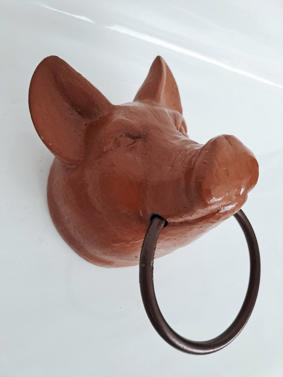 Gietijzeren varkenskop bruin met handdoekring voor binnen en buiten