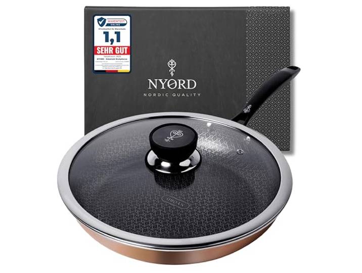 NYORD Kupferpfanne - Antihaft, Kratzfest, Pfanne Wabenstruktur, Hybrid Kupfer Bratpfanne, Kupferkern, Keramik Beschichtung, PTFE & PFOA frei, Ofenfest, für Induktion, Gas & Ceran, mit Deckel - 24 cm