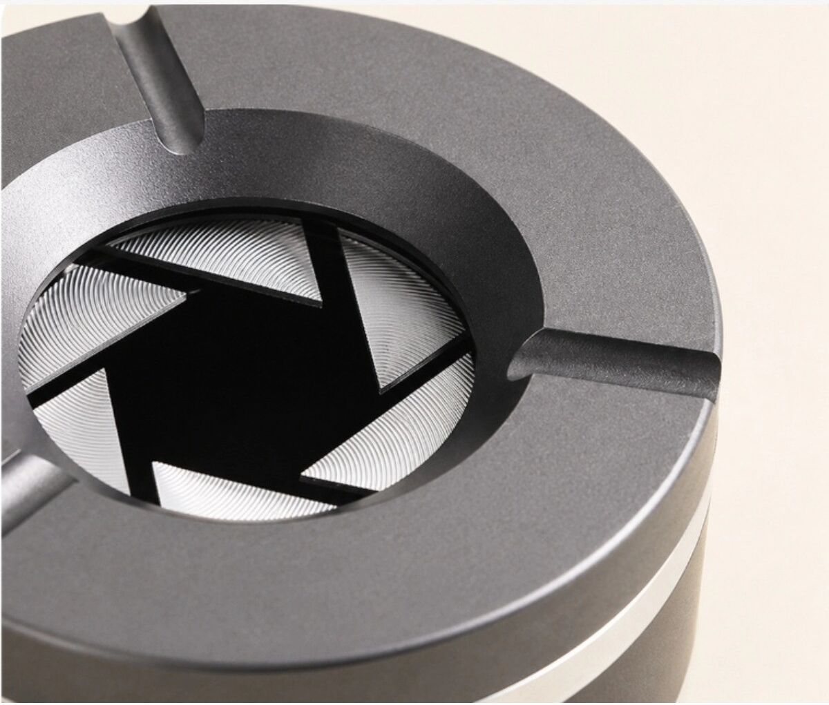 INF Windfester Aschenbecher aus Aluminiumlegierung mit drehbarem Deckel und Geruchskontrolle