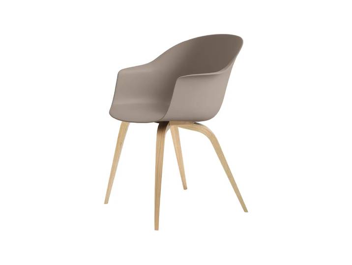 GUBI Chaise Bat new beige, structure en chêne laqué mat