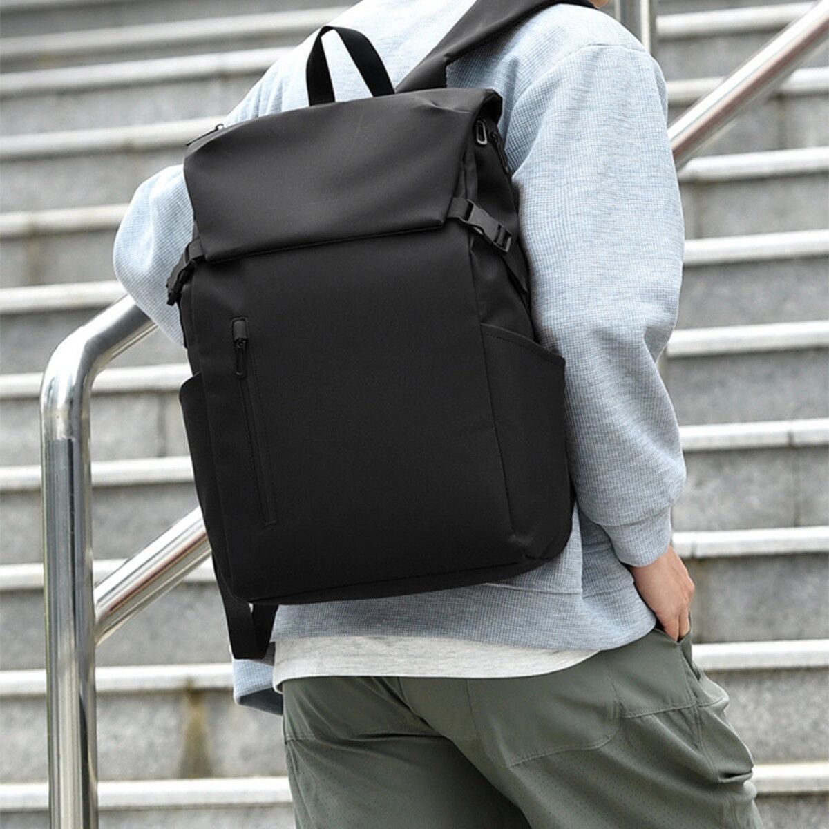 INF Großer Pendler-Rucksack mit viel Fassungsvermögen - Wasserabweisendes PU+Polyester, passt 15 inch Laptop, Multi-Fach Schwarz