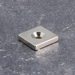 10 Quadermagnete, Neodym, 20 x 20 mm, Höhe 4 mm, Bohrung und Senkung (4,5/9,5 mm), N35, vernickelt, Haftkraft 7,5 kg, silber