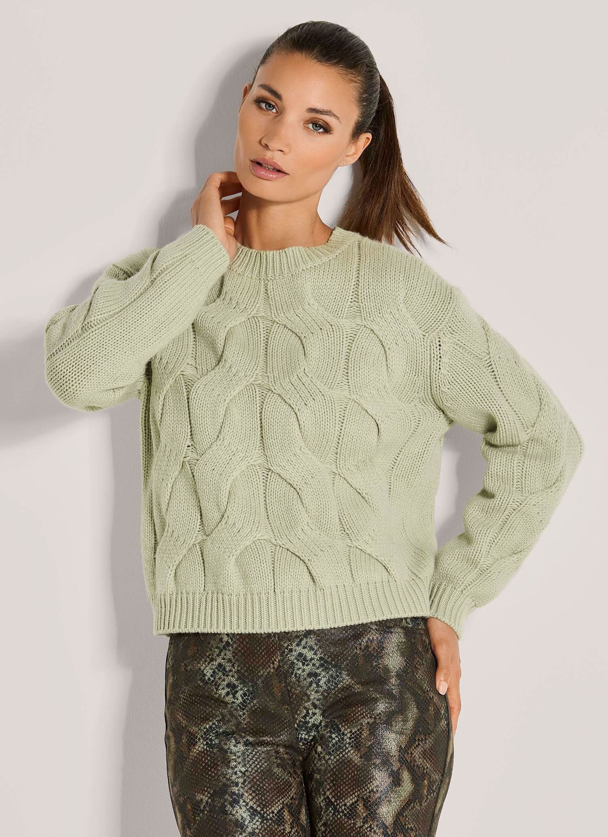 Longpullover MADELEINE "Strickpullover Moderner Wollpullover mit Zopfmuster", Damen, Gr. 48, grün (salbei), Obermaterial: 90% Schurwolle WV. 10% Wolle mw., Modern, Pullover Longpullover, Allover-Zopfmuster