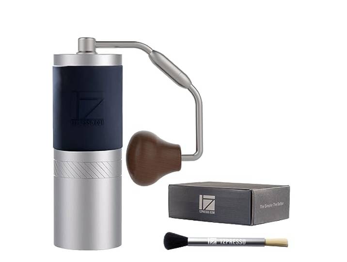 1Zpresso J Hand-Kaffeemühle Silber, Fassungsvermögen 35 g mit Edelstahl-Kegelmahlwerk und numerischer intern verstellbarer Einstellung.